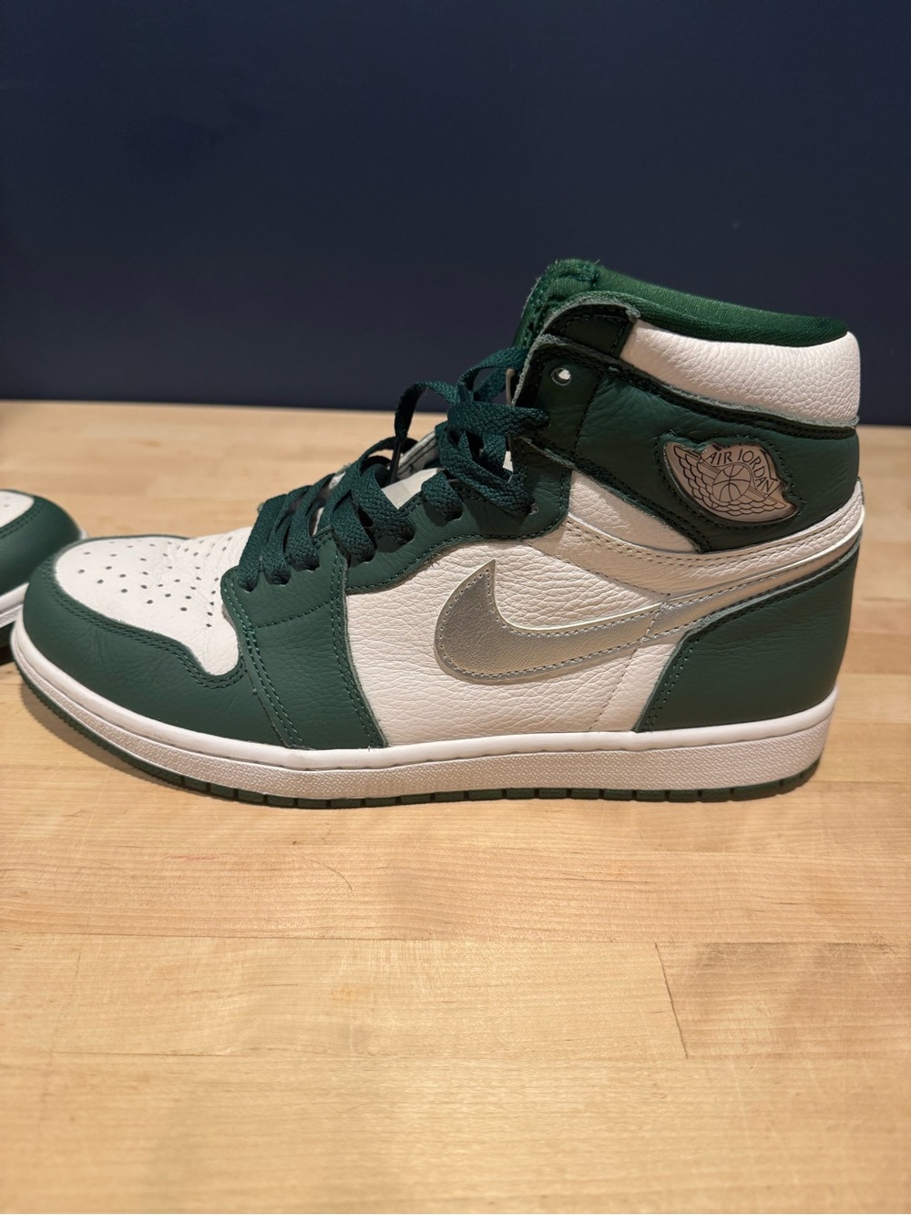 Nike men’s
High-Top Sneakers in Green, White, and Silver Swoosh - Picture 3 of 9